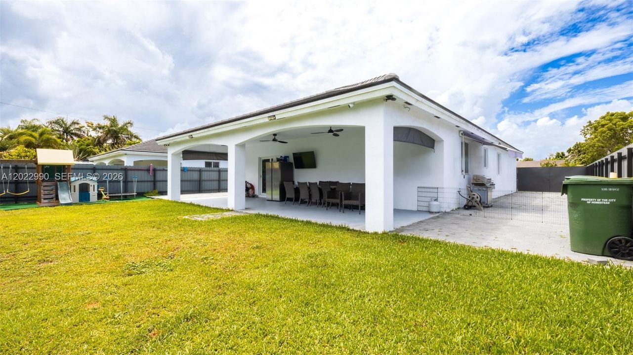 En Venta: $685,000 (4 camas, 2 baños, 2301 Pies cuadrados)