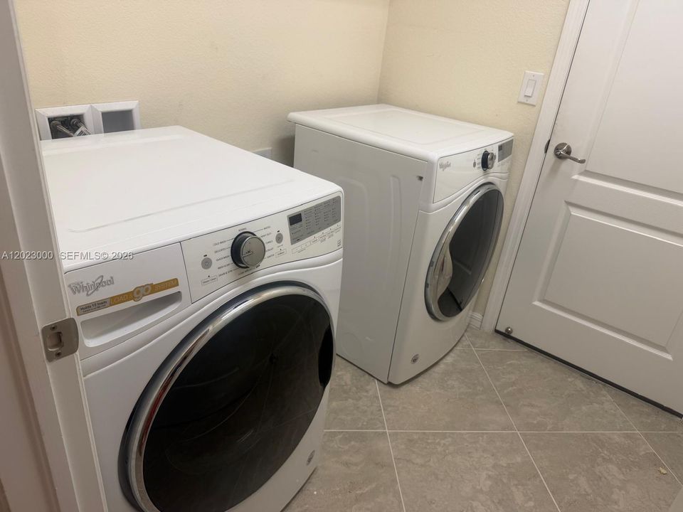 En Renta: $2,450 (3 camas, 3 baños, 1852 Pies cuadrados)