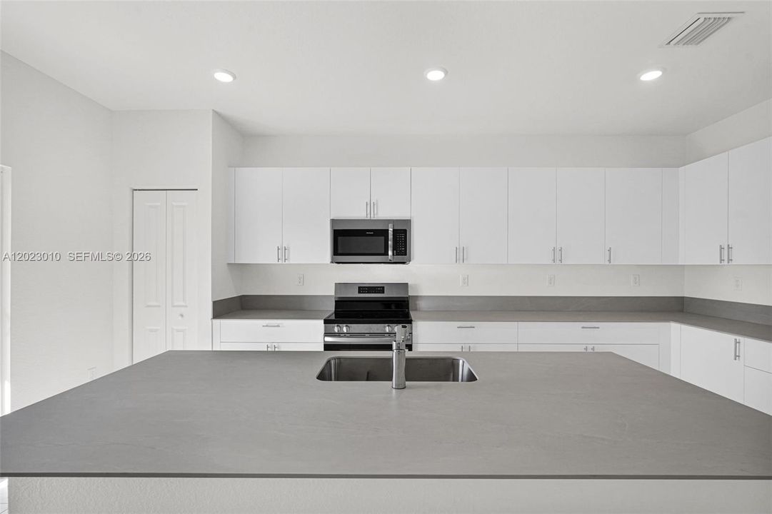 For Rent: $3,900 (4 beds, 3 baths, 2412 Square Feet)