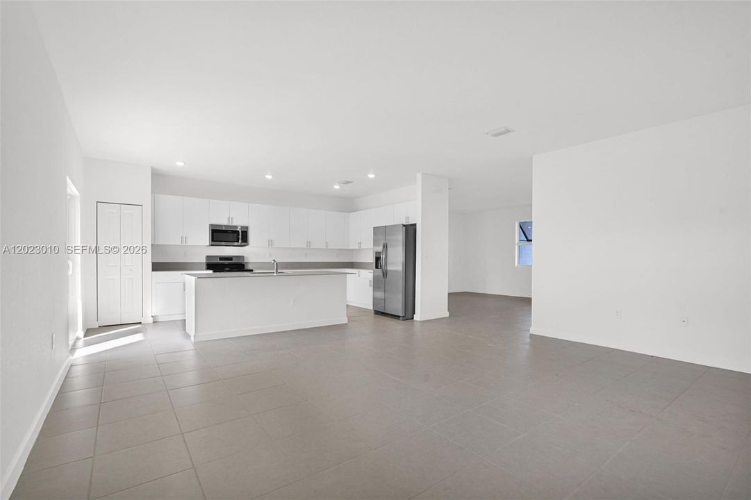 For Rent: $3,900 (4 beds, 3 baths, 2412 Square Feet)