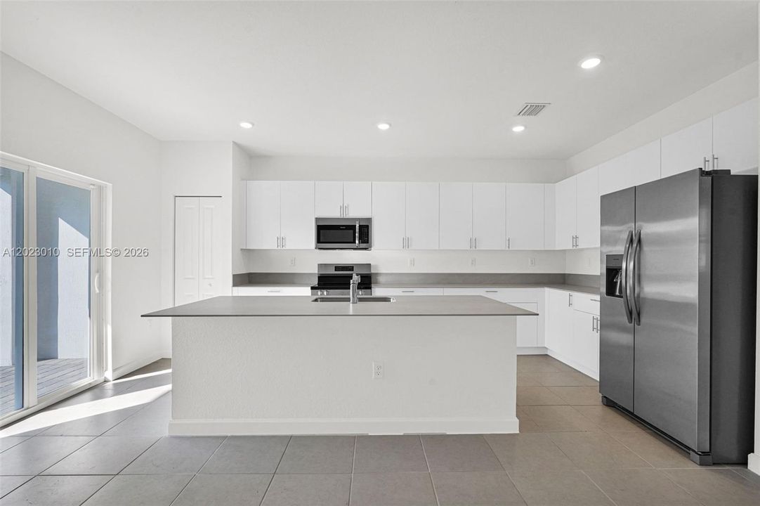 For Rent: $3,900 (4 beds, 3 baths, 2412 Square Feet)