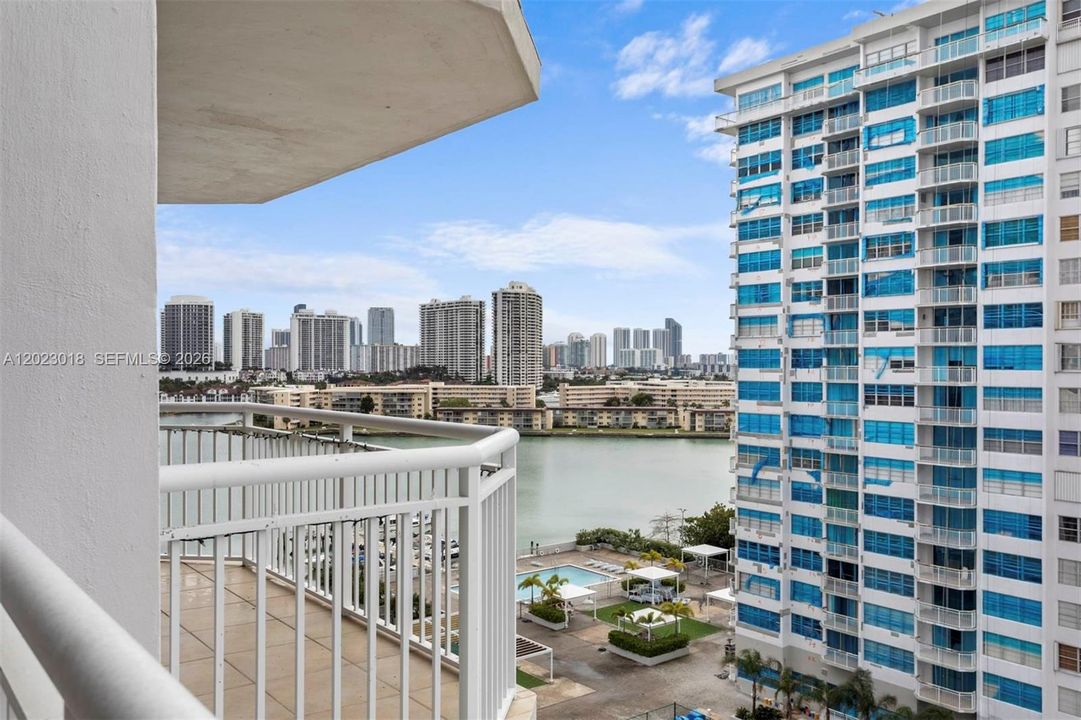 For Sale: $329,000 (2 beds, 2 baths, 1605 Square Feet)