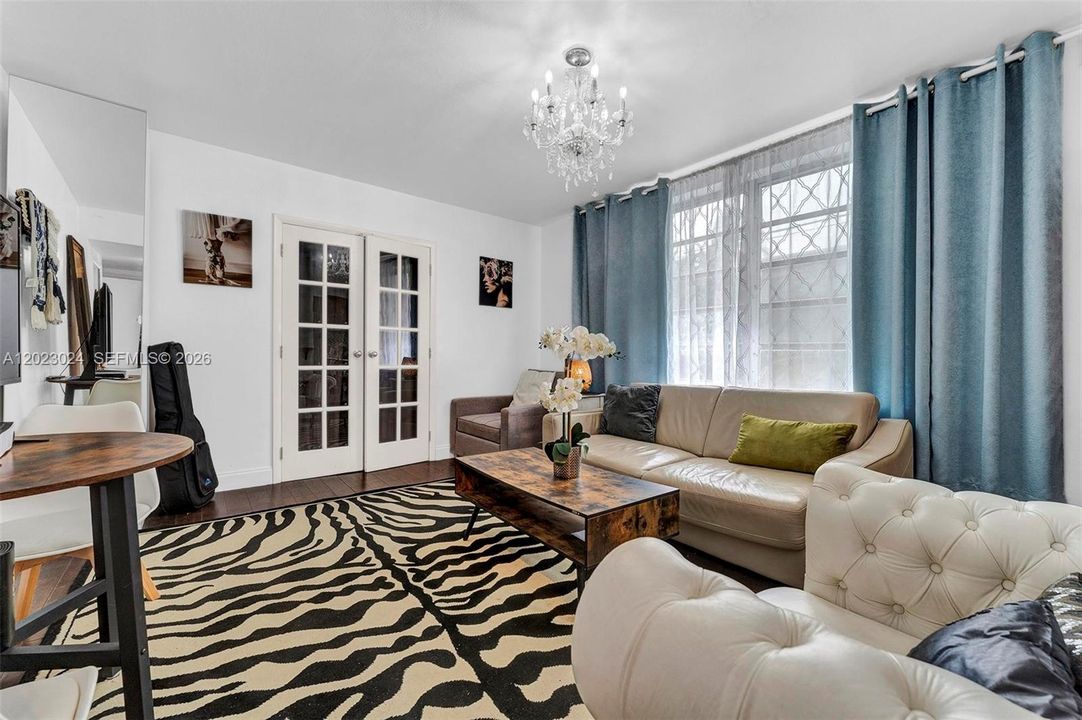 For Sale: $289,900 (1 beds, 1 baths, 650 Square Feet)
