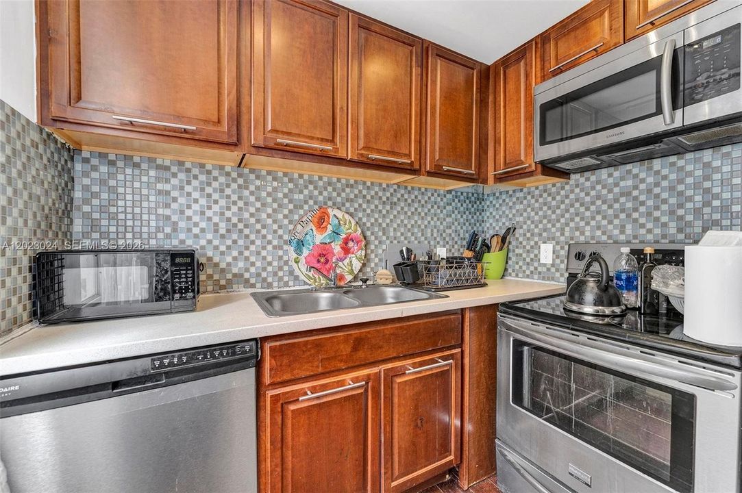 For Sale: $289,900 (1 beds, 1 baths, 650 Square Feet)