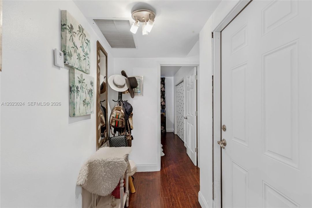 For Sale: $289,900 (1 beds, 1 baths, 650 Square Feet)