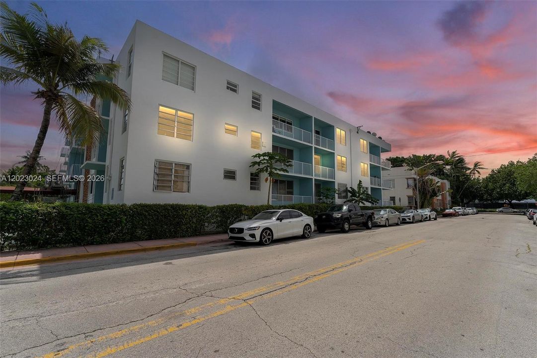 For Sale: $289,900 (1 beds, 1 baths, 650 Square Feet)