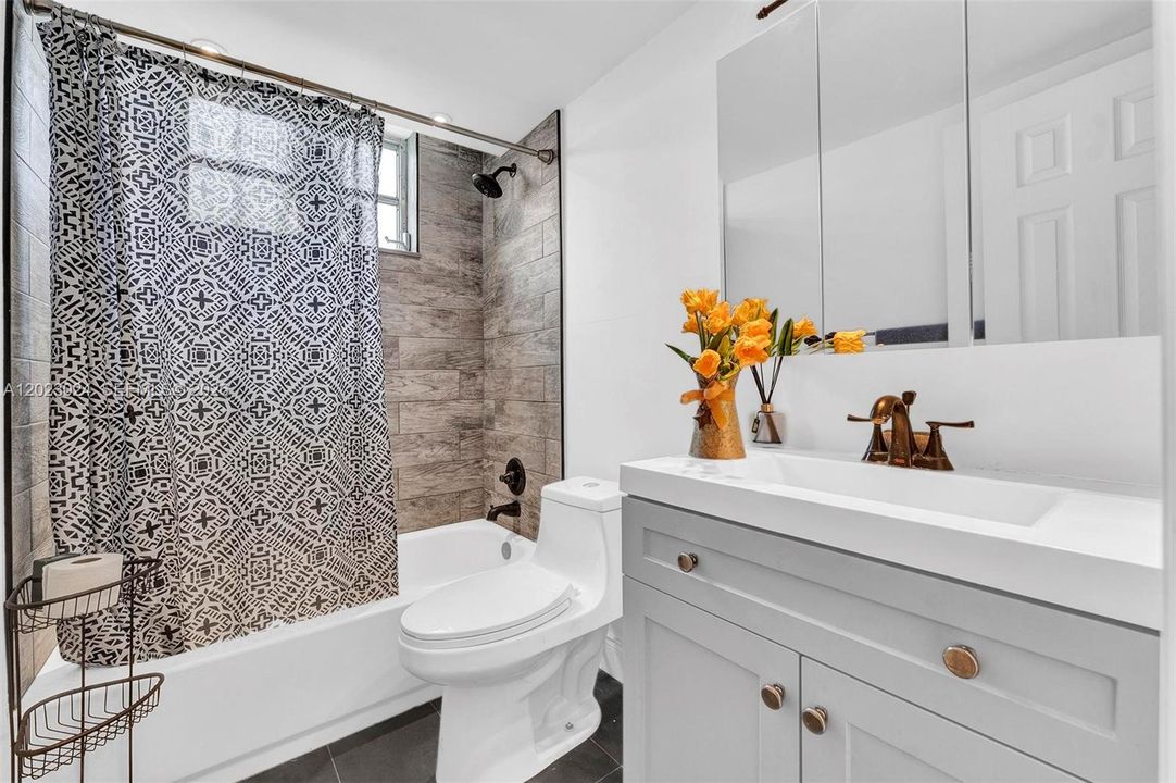 For Sale: $289,900 (1 beds, 1 baths, 650 Square Feet)