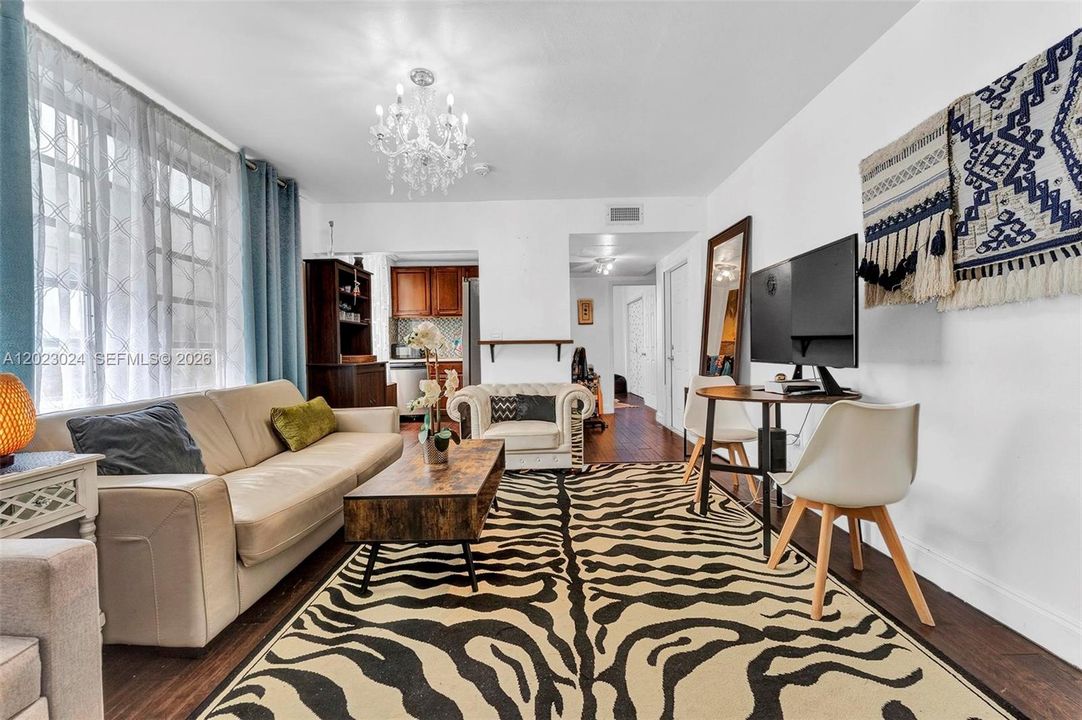 For Sale: $289,900 (1 beds, 1 baths, 650 Square Feet)