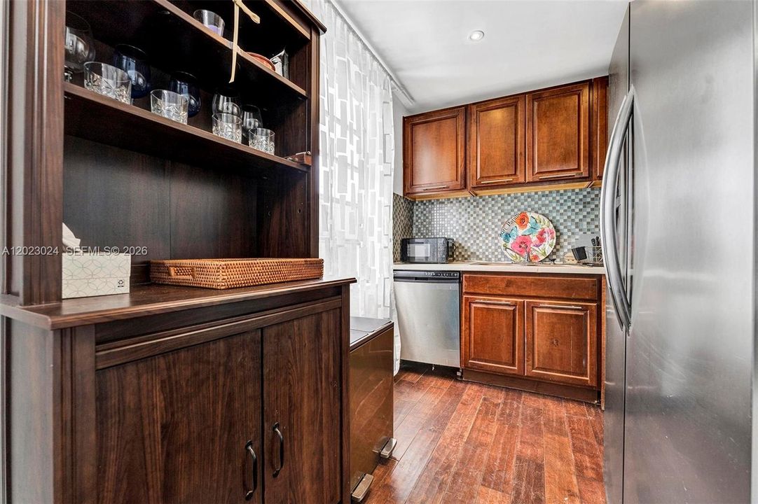 For Sale: $289,900 (1 beds, 1 baths, 650 Square Feet)