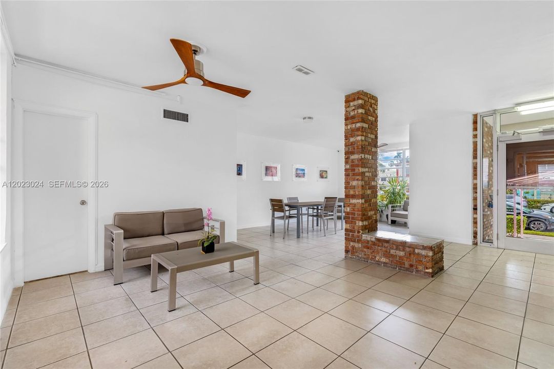 For Sale: $289,900 (1 beds, 1 baths, 650 Square Feet)