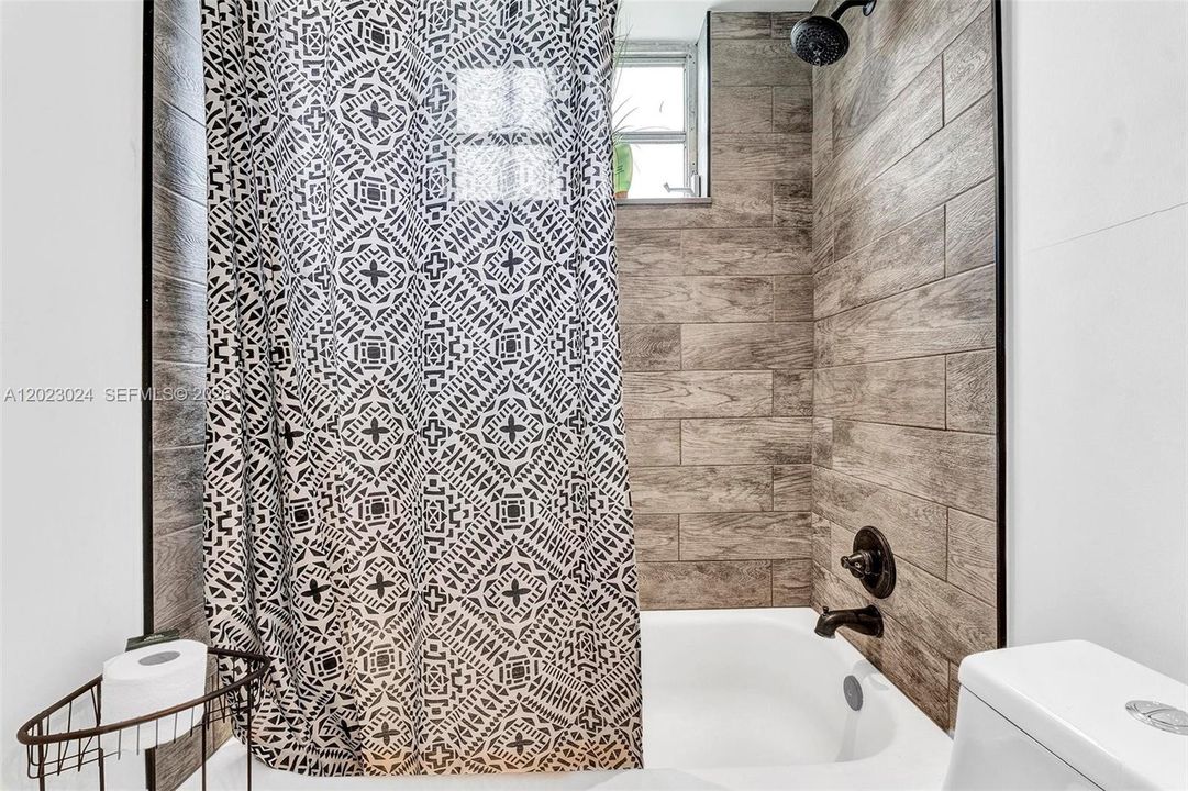 For Sale: $289,900 (1 beds, 1 baths, 650 Square Feet)