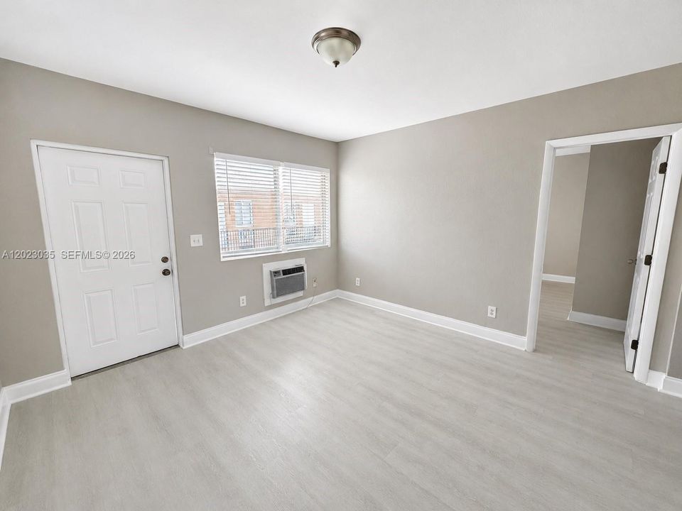 For Rent: $1,700 (2 beds, 1 baths, 905 Square Feet)