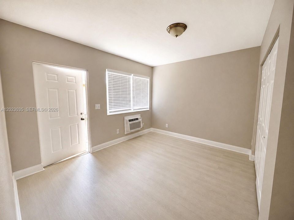 For Rent: $1,700 (2 beds, 1 baths, 905 Square Feet)