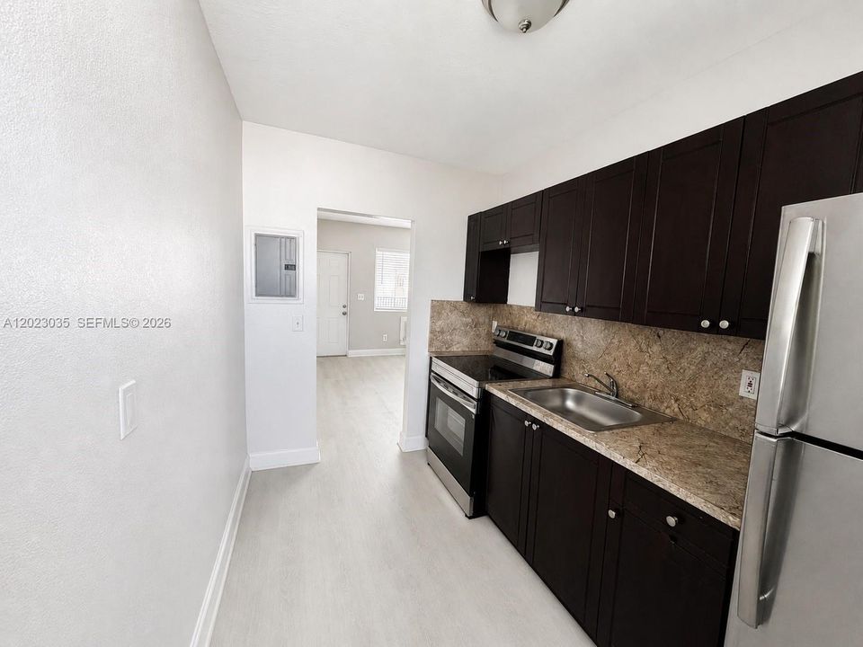 For Rent: $1,700 (2 beds, 1 baths, 905 Square Feet)
