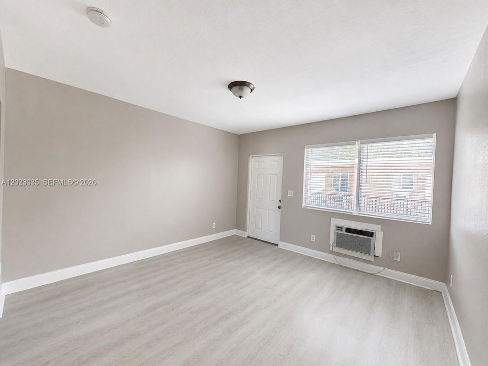 For Rent: $1,700 (2 beds, 1 baths, 905 Square Feet)