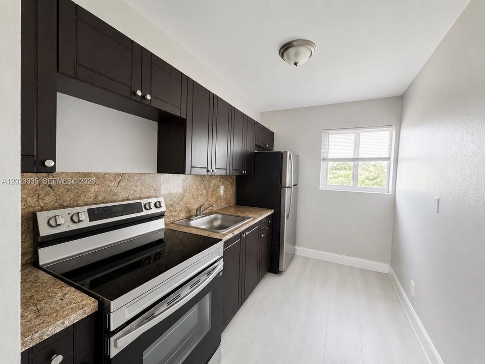For Rent: $1,700 (2 beds, 1 baths, 905 Square Feet)