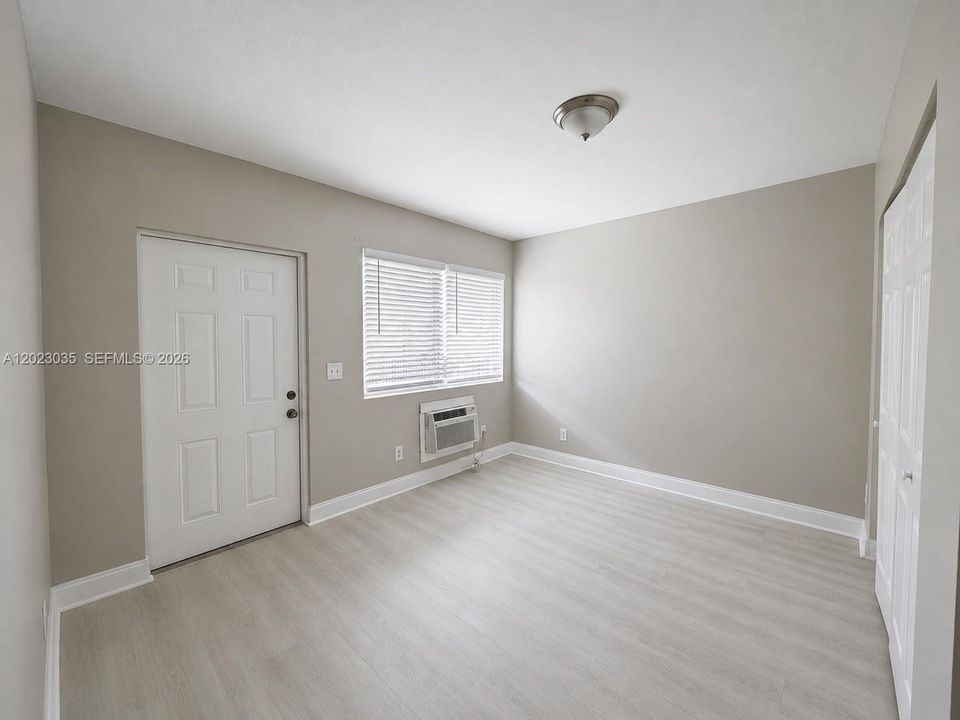 For Rent: $1,700 (2 beds, 1 baths, 905 Square Feet)