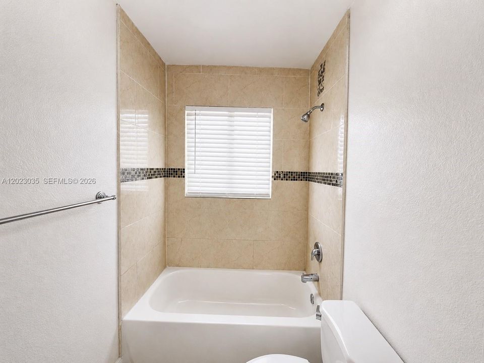 For Rent: $1,700 (2 beds, 1 baths, 905 Square Feet)