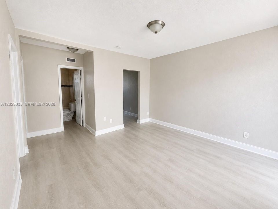 For Rent: $1,700 (2 beds, 1 baths, 905 Square Feet)
