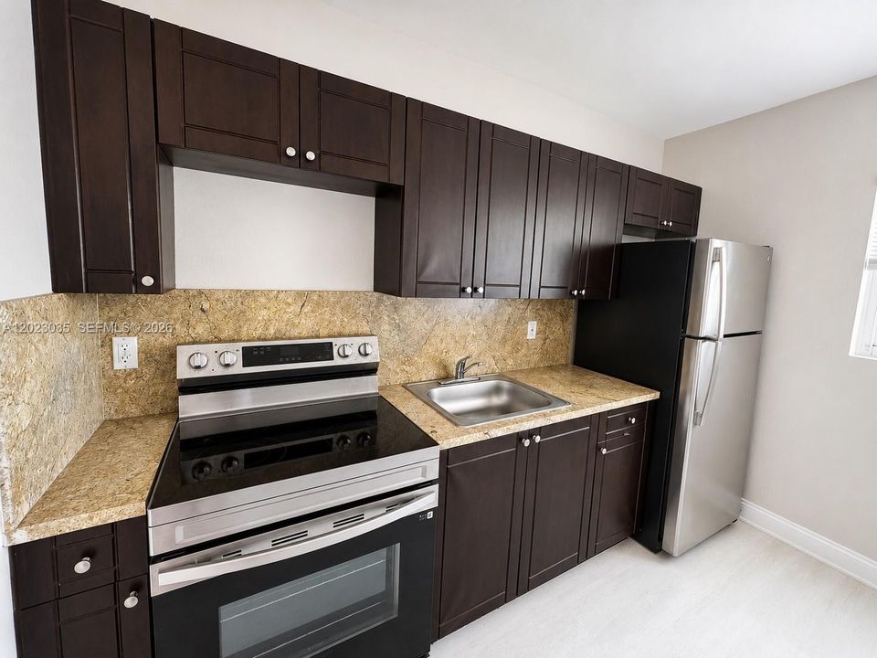 For Rent: $1,700 (2 beds, 1 baths, 905 Square Feet)
