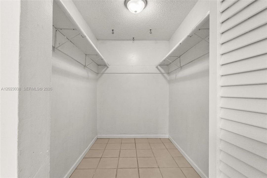 В аренду: $1,900 (2 спален, 1 ванн, 920 Квадратных фут)
