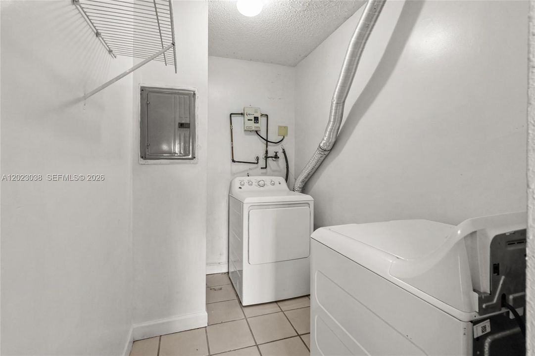 В аренду: $1,900 (2 спален, 1 ванн, 920 Квадратных фут)