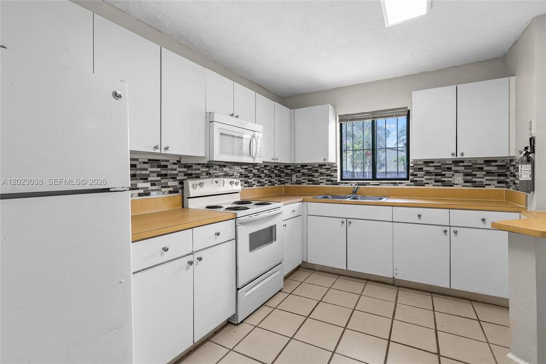 В аренду: $1,900 (2 спален, 1 ванн, 920 Квадратных фут)