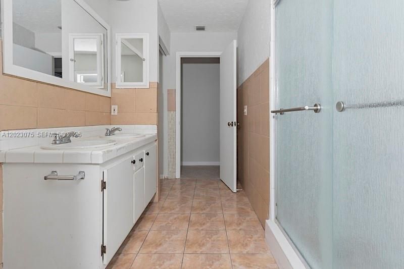 For Rent: $4,600 (4 beds, 2 baths, 2339 Square Feet)