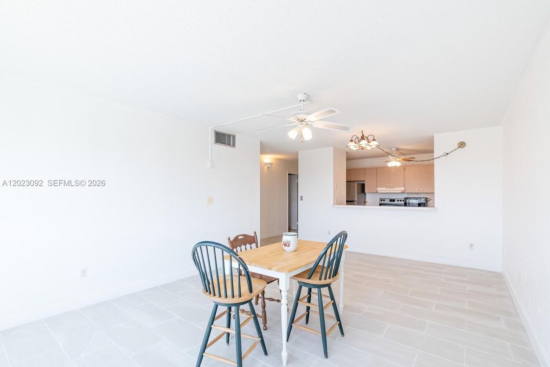 В аренду: $1,695 (2 спален, 1 ванн, 1075 Квадратных фут)