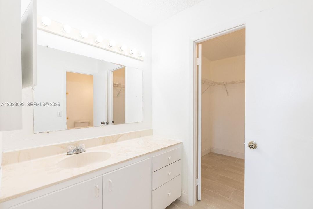 В аренду: $1,695 (2 спален, 1 ванн, 1075 Квадратных фут)