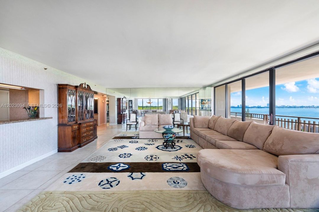 For Sale: $425,000 (2 beds, 2 baths, 2215 Square Feet)
