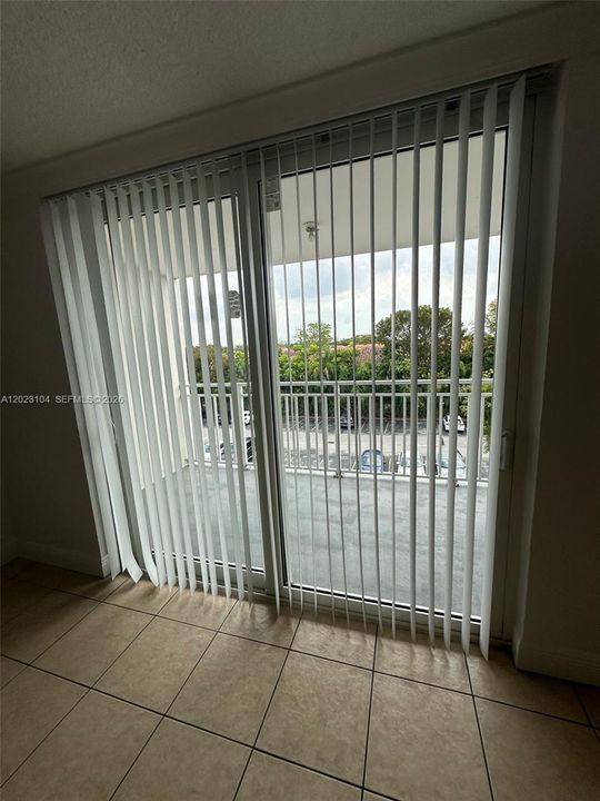 For Rent: $2,100 (2 beds, 1 baths, 980 Square Feet)