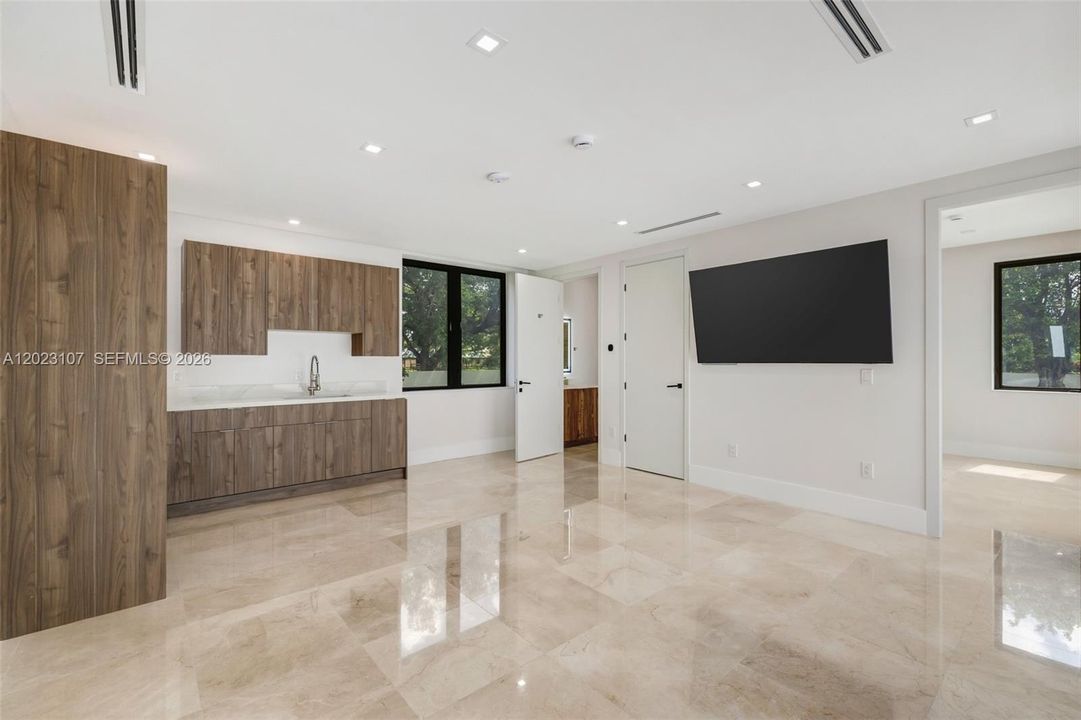 For Sale: $5,995,000 (7 beds, 7 baths, 6006 Square Feet)