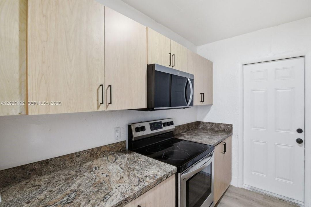 На продажу: $399,900 (3 спален, 1 ванн, 840 Квадратных фут)