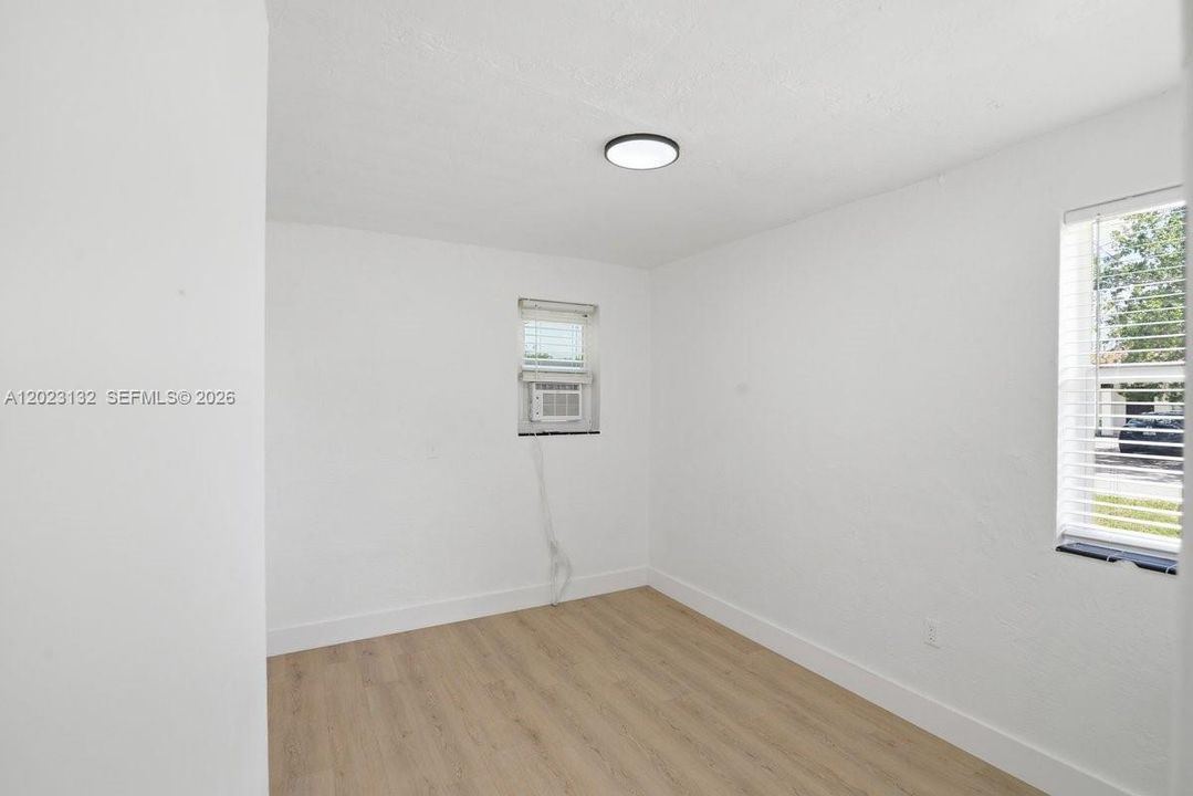 На продажу: $399,900 (3 спален, 1 ванн, 840 Квадратных фут)