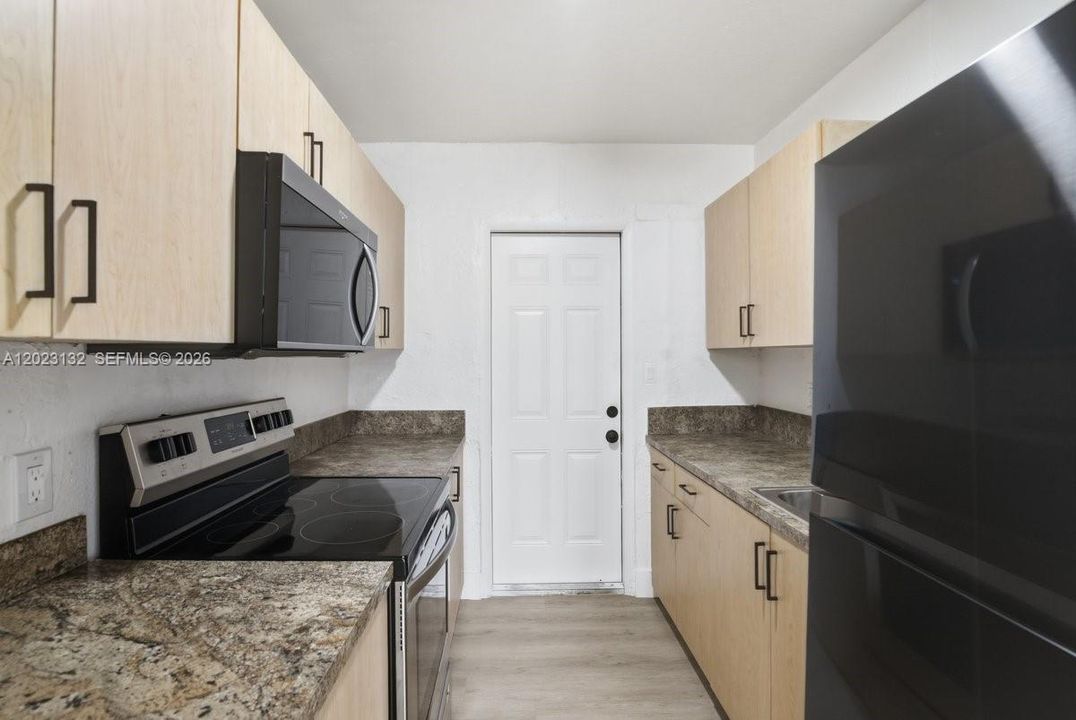 На продажу: $399,900 (3 спален, 1 ванн, 840 Квадратных фут)