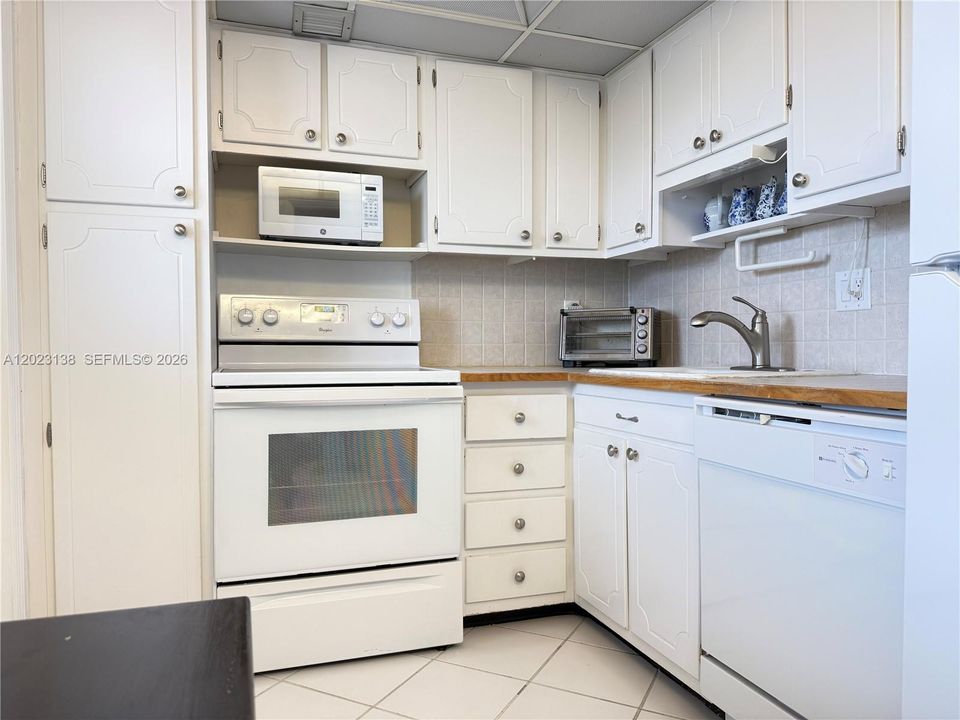 For Sale: $175,000 (2 beds, 2 baths, 1100 Square Feet)