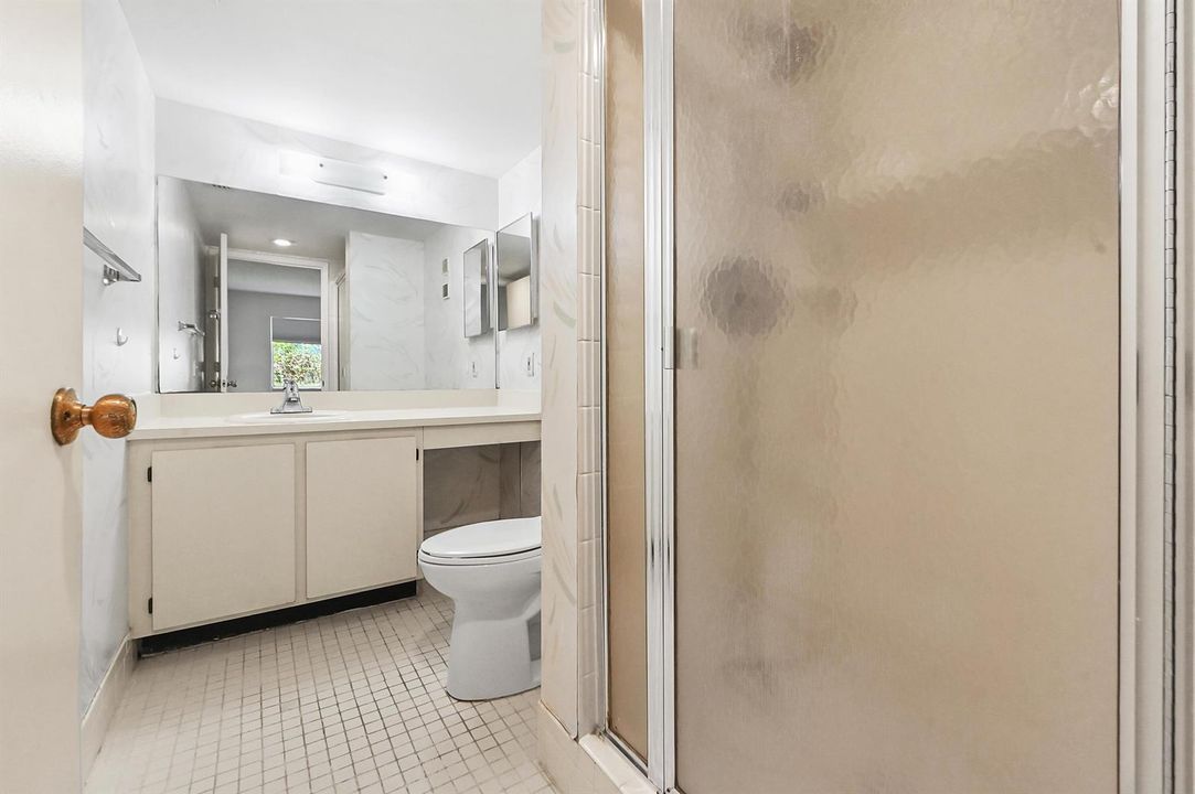 23 Bathroom 02