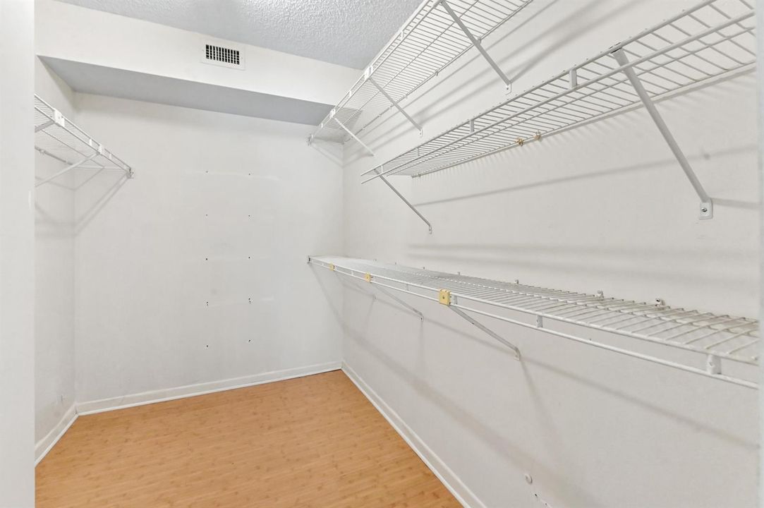 22 Closet 01