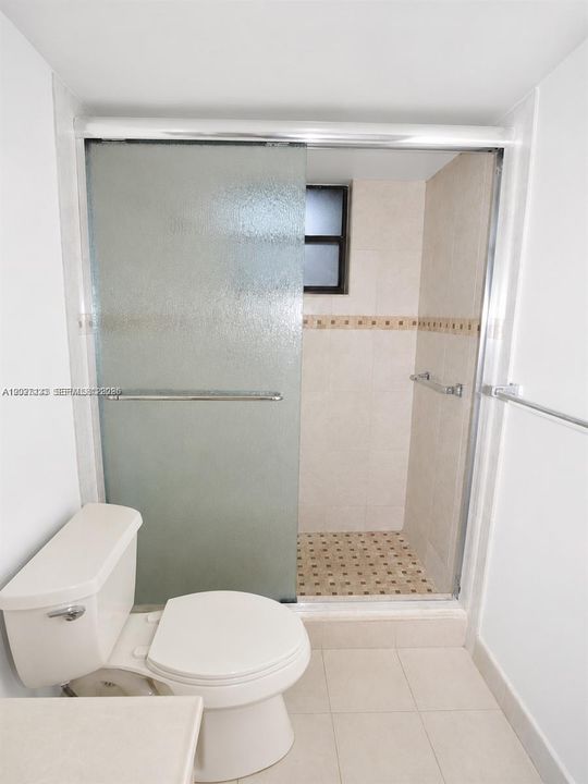 Active With Contract: $2,100 (1 beds, 1 baths, 833 Square Feet)