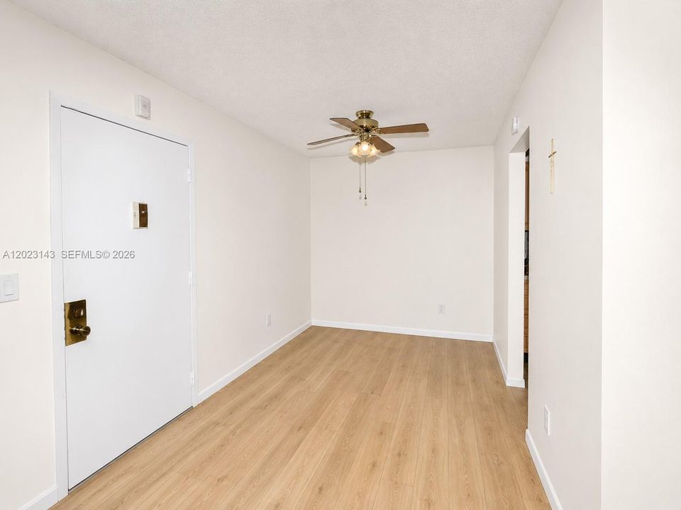 Active With Contract: $2,100 (1 beds, 1 baths, 833 Square Feet)