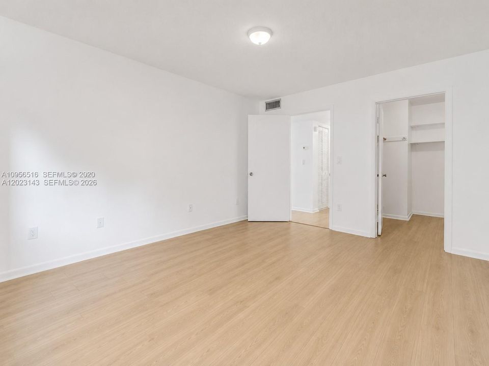 Active With Contract: $2,100 (1 beds, 1 baths, 833 Square Feet)