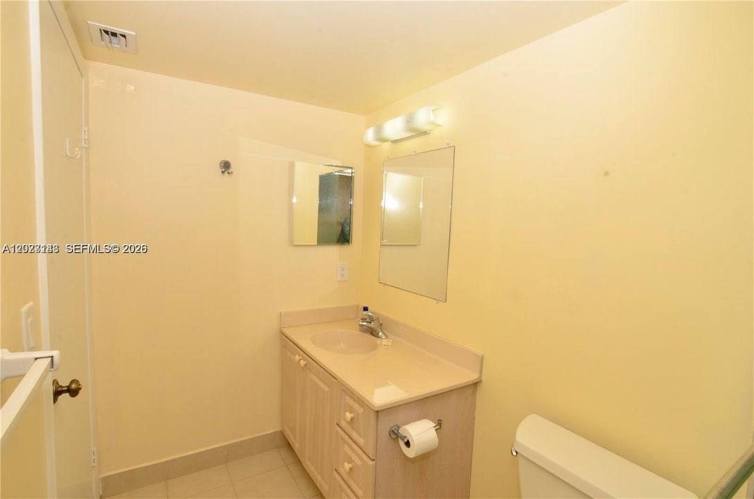 Active With Contract: $2,100 (1 beds, 1 baths, 833 Square Feet)