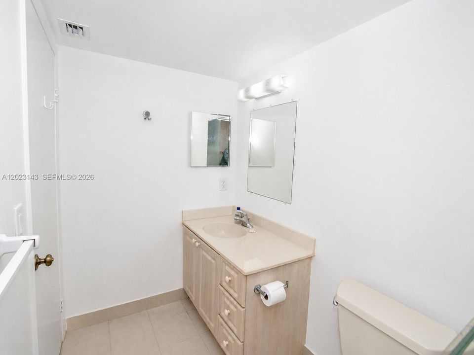 Active With Contract: $2,100 (1 beds, 1 baths, 833 Square Feet)