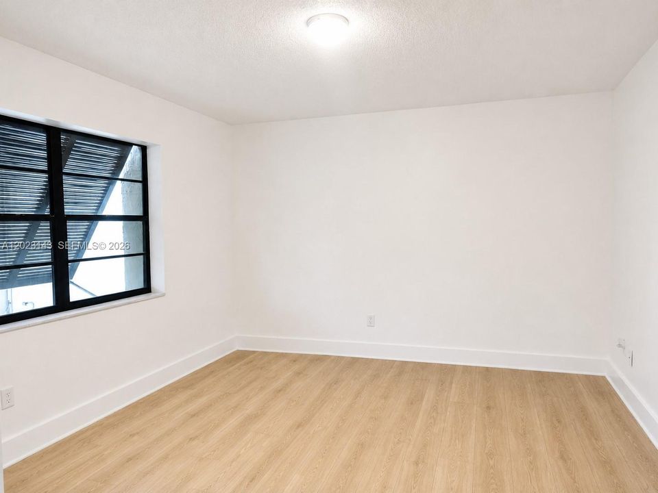 Active With Contract: $2,100 (1 beds, 1 baths, 833 Square Feet)