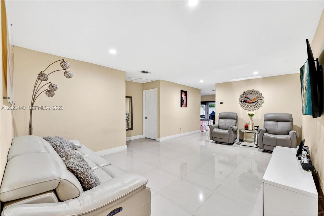 Activo con contrato: $550,000 (3 camas, 2 baños, 1268 Pies cuadrados)