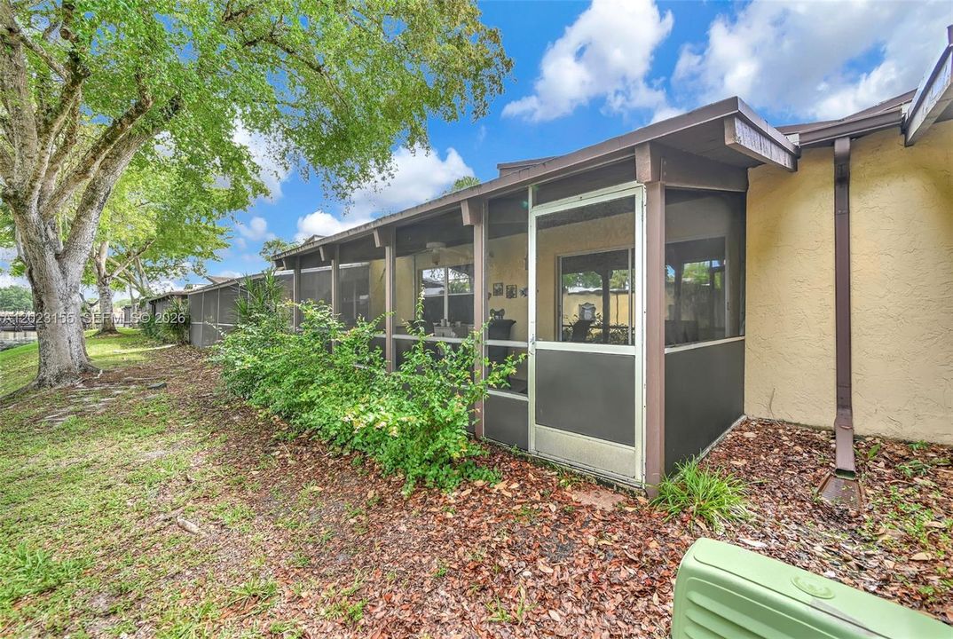 For Sale: $229,000 (2 beds, 2 baths, 960 Square Feet)