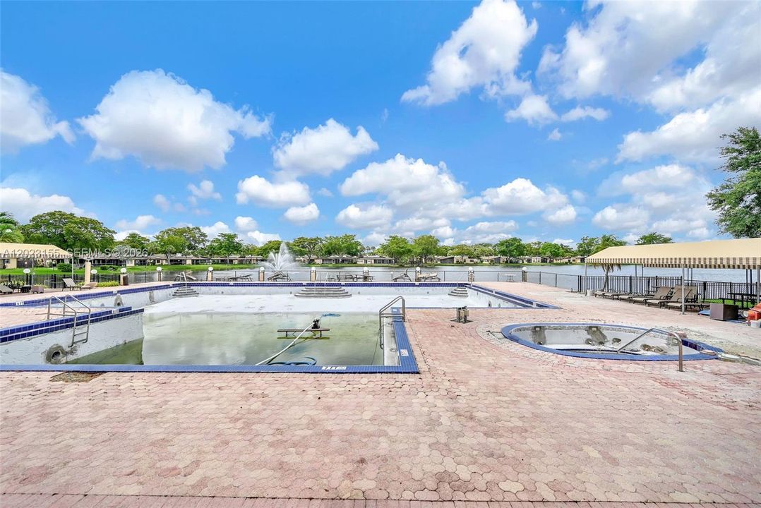 For Sale: $229,000 (2 beds, 2 baths, 960 Square Feet)