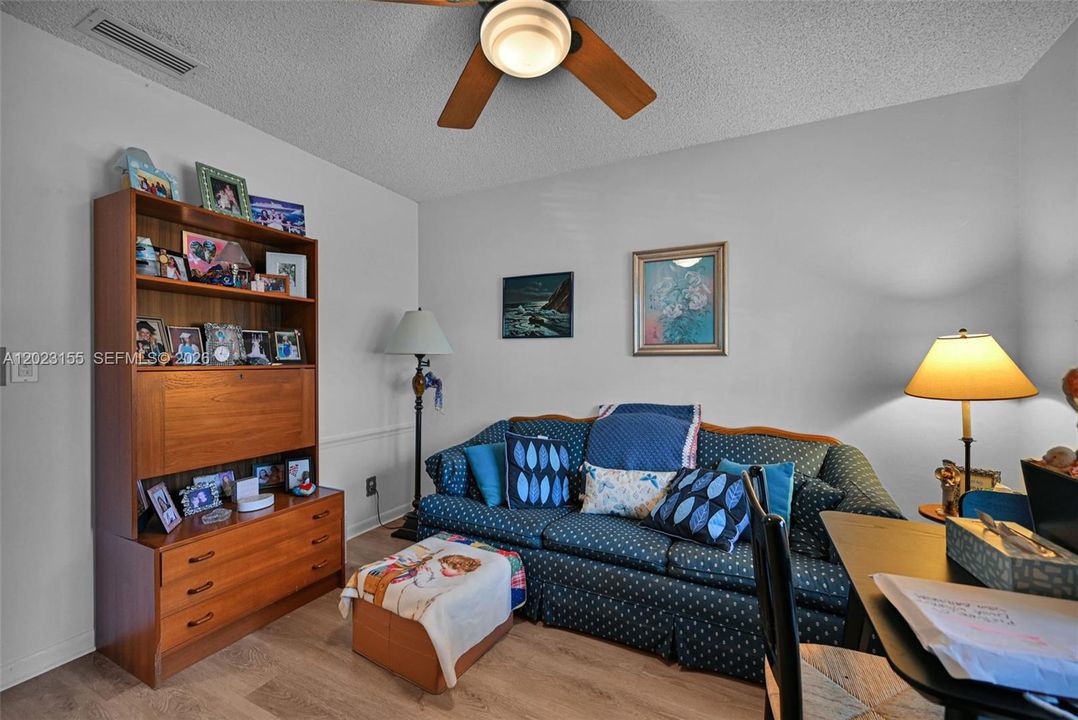 For Sale: $229,000 (2 beds, 2 baths, 960 Square Feet)