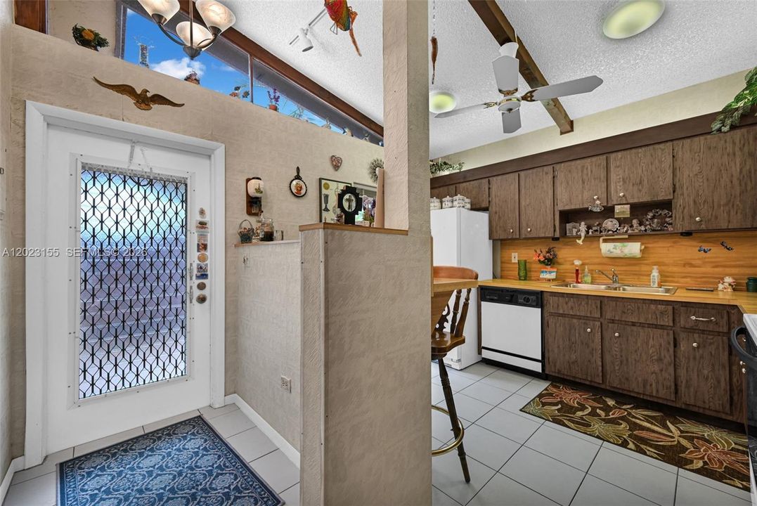 For Sale: $229,000 (2 beds, 2 baths, 960 Square Feet)